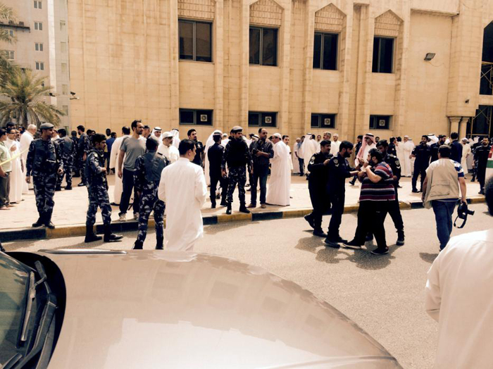 (تصویر) انفجار انتحاری در مسجد امام صادق(ع) کویت (تصویر) انفجار انتحاری در مسجد امام صادق(ع) کویت