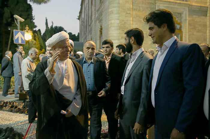 (تصاویر) افطاری هاشمی با کارکنان مجمع (تصاویر) افطاری هاشمی با کارکنان مجمع