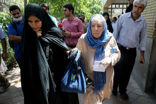 (تصاویر) مادر و همسر جیسون رضائیان در حاشیه دادگاه