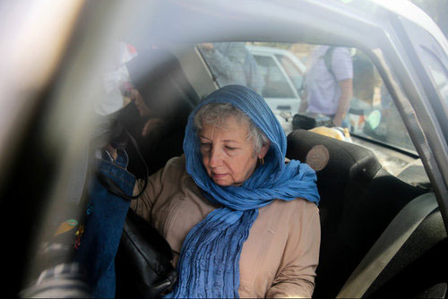 (تصاویر) مادر و همسر جیسون رضائیان در حاشیه دادگاه