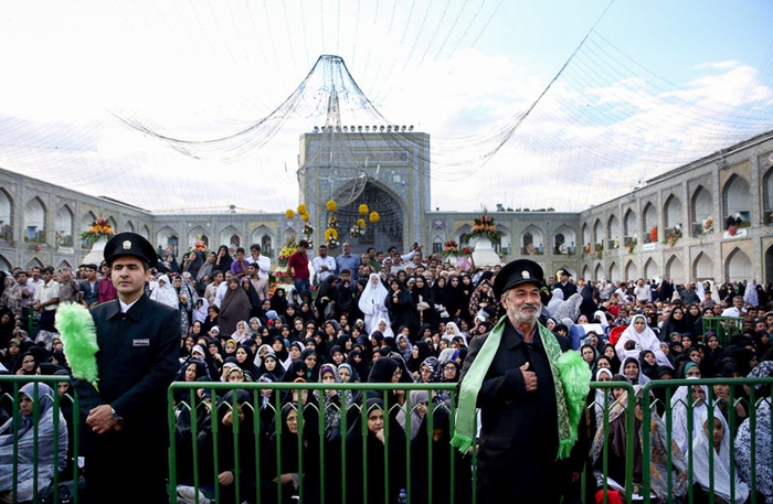 (تصاویر) تعویض پرچم گنبد امام رضا(ع) (تصاویر) تعویض پرچم گنبد امام رضا(ع)