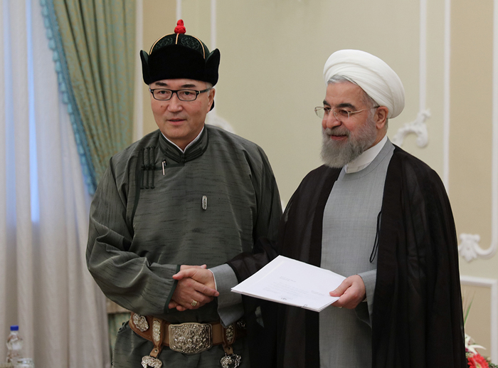 (تصاویر) دیدار با روحانی با لباس مغولی (تصاویر) دیدار با روحانی با لباس مغولی