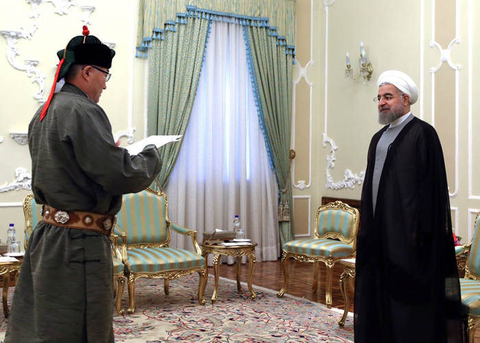 (تصاویر) دیدار با روحانی با لباس مغولی (تصاویر) دیدار با روحانی با لباس مغولی