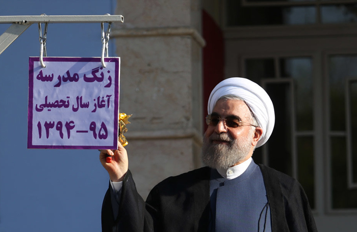 (تصاویر) روحانی زنگ مدرسه را بهصدا درآورد (تصاویر) روحانی زنگ مدرسه را بهصدا درآورد