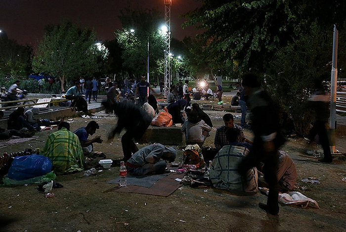 (تصاویر) بزم شبانه معتادان در پارکهای تهران (تصاویر) بزم شبانه معتادان در پارکهای تهران