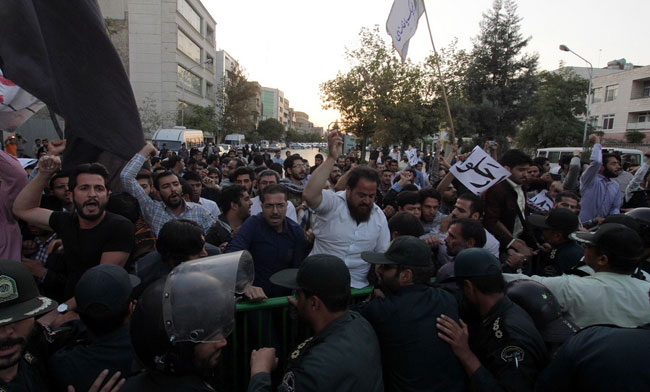 (تصاویر) تنش مقابل کنسولگری عربستان در مشهد (تصاویر) تنش مقابل کنسولگری عربستان در مشهد