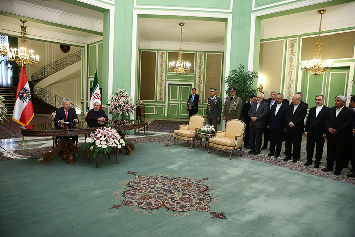 (تصاویر) استقبال از رئیسجمهور اتریش درسعدآباد (تصاویر) استقبال از رئیسجمهور اتریش درسعدآباد