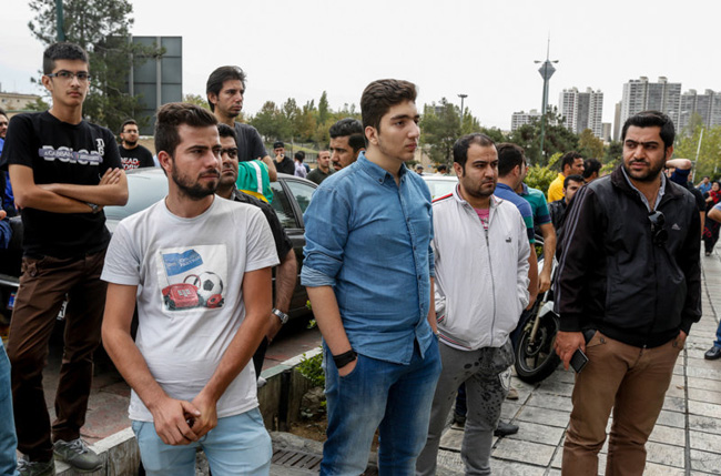 (تصاویر) تجمع هواداران هادی نوروزی مقابل بیمارستان آتیه (تصاویر) تجمع هواداران هادی نوروزی مقابل بیمارستان آتیه