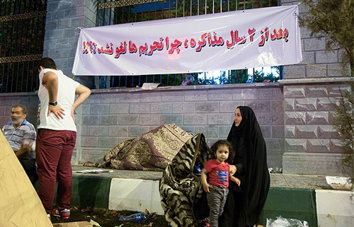 (تصاویر) چادرزدن معترضان برجام جلوی مجلس (تصاویر) چادرزدن معترضان برجام جلوی مجلس