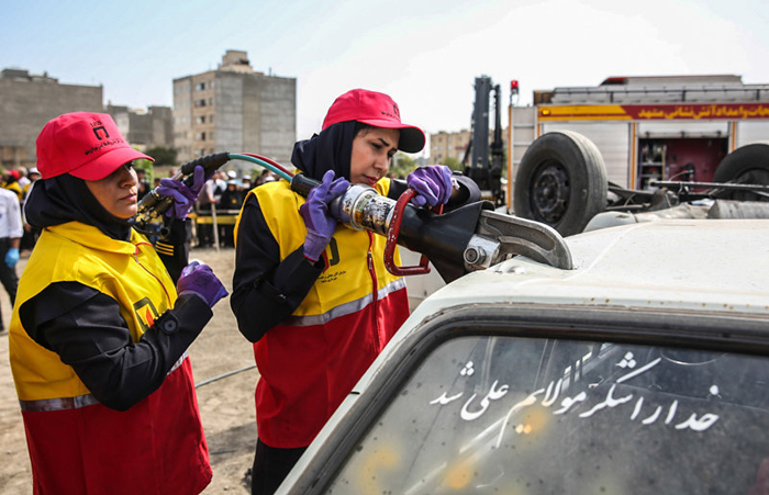 (تصاویر) مانور زنان آتش‌نشان