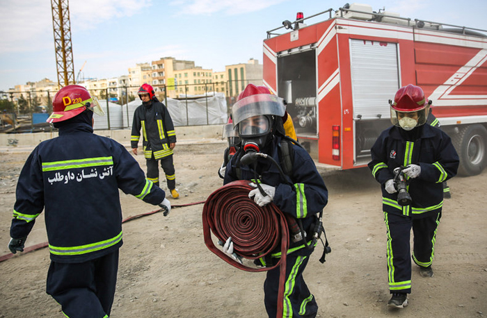 (تصاویر) مانور زنان آتش‌نشان