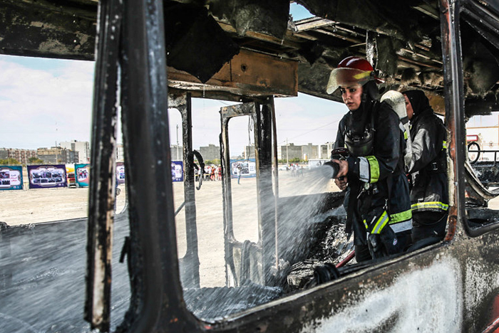 (تصاویر) مانور زنان آتش‌نشان