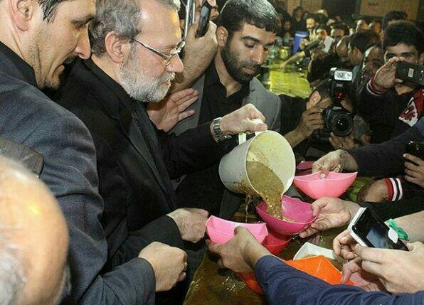 (تصویر) پذیرایی لاریجانی از عزاداران (تصویر) پذیرایی لاریجانی از عزاداران