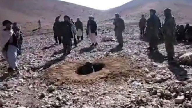 انتشار ویدئو سنگسار یک زن در افغانستان انتشار ویدئو سنگسار یک زن در افغانستان