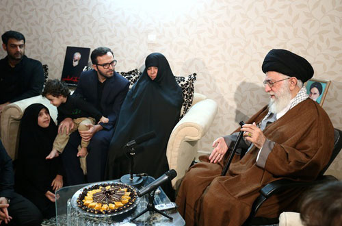 حضور رهبر انقلاب در منزل سردار شهید همدانی حضور رهبر انقلاب در منزل سردار شهید همدانی