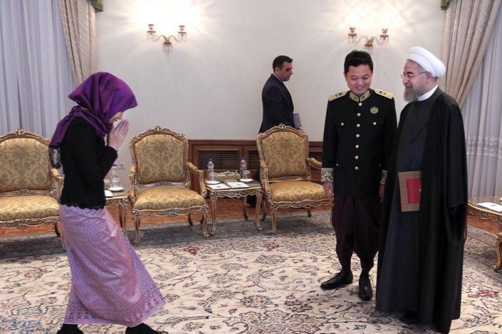 (تصاویر) لباس سنتی سفیر کامبوج در دیدار روحانی (تصاویر) لباس سنتی سفیر کامبوج در دیدار روحانی