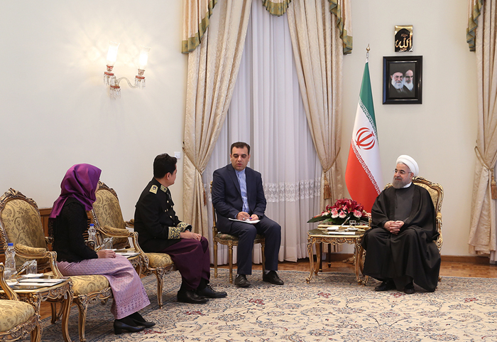 (تصاویر) لباس سنتی سفیر کامبوج در دیدار روحانی (تصاویر) لباس سنتی سفیر کامبوج در دیدار روحانی