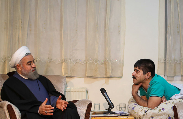 (تصاویر) حضور سرزده روحانی در خانه یک جانباز (تصاویر) حضور سرزده روحانی در خانه یک جانباز
