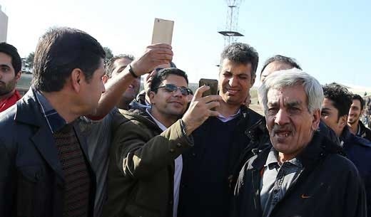 قیافه درهم فردوسی‌پور موقع گرفتن سلفی