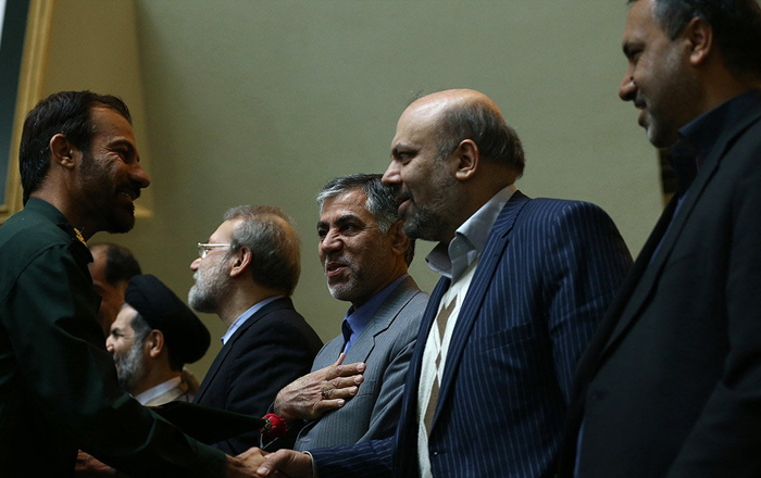 (تصاویر) بازداشت کنندگان ملوانان در مجلس (تصاویر) بازداشت کنندگان ملوانان در مجلس