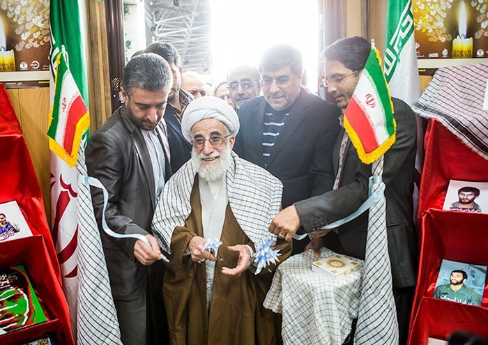 (تصاویر) جنتیِ پدر و پسر در نمایشگاه بسیج (تصاویر) جنتیِ پدر و پسر در نمایشگاه بسیج