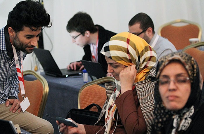 (تصاویر) تماشای دربی در حاشیه مذاکرات