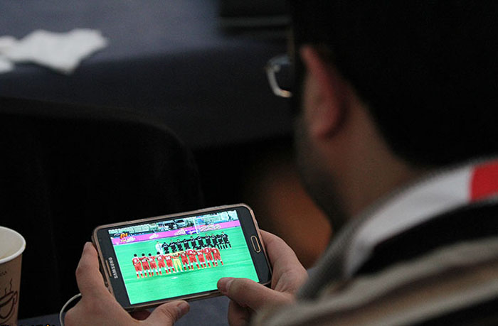 (تصاویر) تماشای دربی در حاشیه مذاکرات