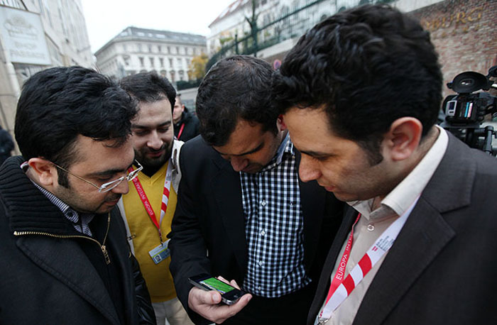 (تصاویر) تماشای دربی در حاشیه مذاکرات