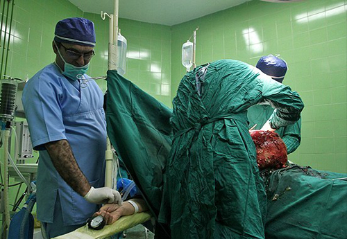 (تصاویر) درآوردن تومور 10کیلویی از شکم (تصاویر) درآوردن تومور 10کیلویی از شکم