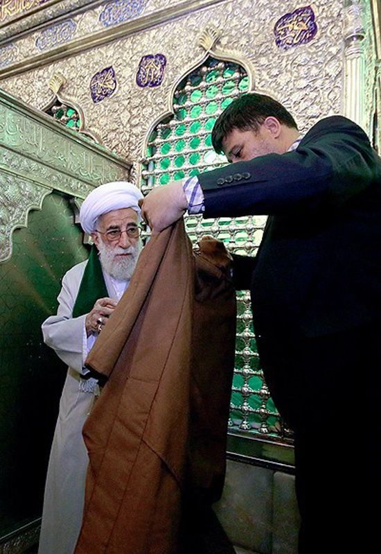 (تصاویر) آیتالله جنتی در غبارروبی شاهچراغ(ع) (تصاویر) آیتالله جنتی در غبارروبی شاهچراغ(ع)