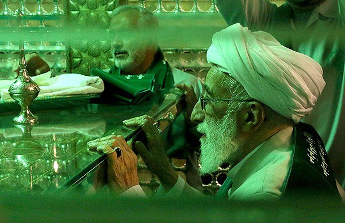 (تصاویر) آیتالله جنتی در غبارروبی شاهچراغ(ع) (تصاویر) آیتالله جنتی در غبارروبی شاهچراغ(ع)