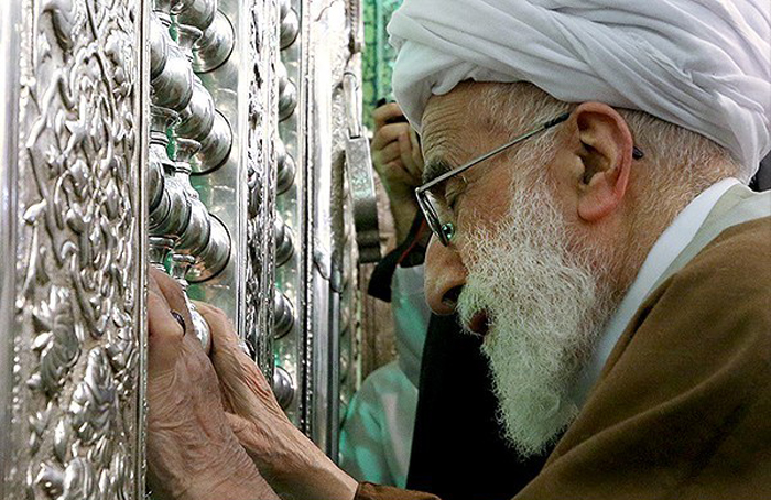 (تصاویر) آیتالله جنتی در غبارروبی شاهچراغ(ع) (تصاویر) آیتالله جنتی در غبارروبی شاهچراغ(ع)