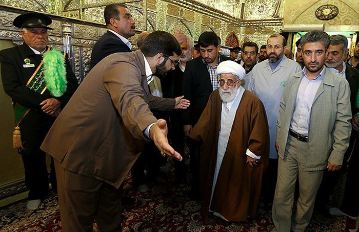 (تصاویر) آیتالله جنتی در غبارروبی شاهچراغ(ع) (تصاویر) آیتالله جنتی در غبارروبی شاهچراغ(ع)