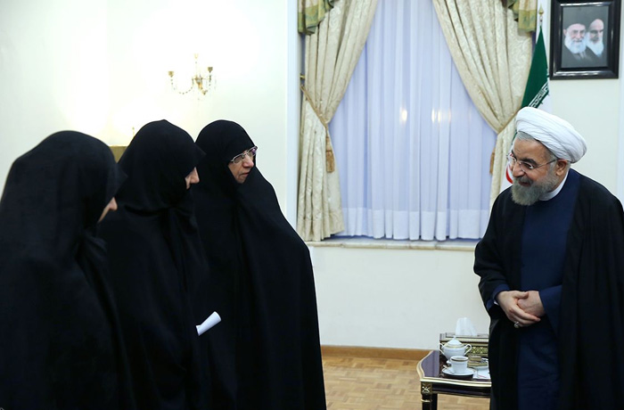 (تصاویر) دیدار روحانی و خانواده آیتالله مهدویکنی (تصاویر) دیدار روحانی و خانواده آیتالله مهدویکنی