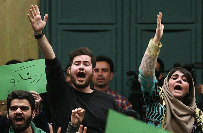 (تصاویر) حضور جنجالی شریعتمداری در دانشگاهتهران (تصاویر) حضور جنجالی شریعتمداری در دانشگاهتهران