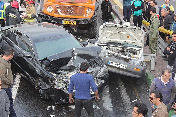 (تصاویر) کامیون 6 خودرو را در بزرگراه ستاری له کرد (تصاویر) کامیون 6 خودرو را در بزرگراه ستاری له کرد