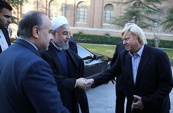 (تصاویر) بازدید روحانی از عتیقههای بازگرداندهشده (تصاویر) بازدید روحانی از عتیقههای بازگرداندهشده