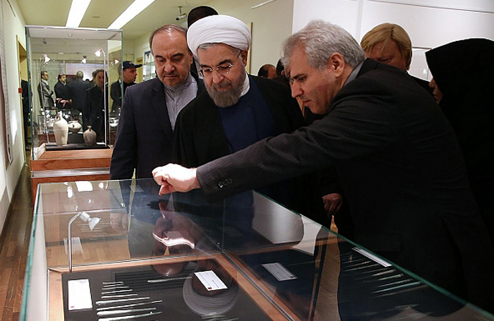 (تصاویر) بازدید روحانی از عتیقههای بازگرداندهشده (تصاویر) بازدید روحانی از عتیقههای بازگرداندهشده