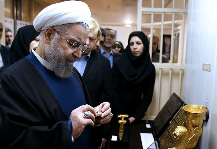 (تصاویر) بازدید روحانی از عتیقههای بازگرداندهشده (تصاویر) بازدید روحانی از عتیقههای بازگرداندهشده