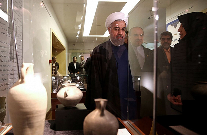 (تصاویر) بازدید روحانی از عتیقههای بازگرداندهشده (تصاویر) بازدید روحانی از عتیقههای بازگرداندهشده