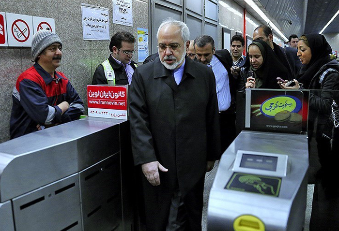 (تصاویر) ظریف با مترو سر کار رفت (تصاویر) ظریف با مترو سر کار رفت