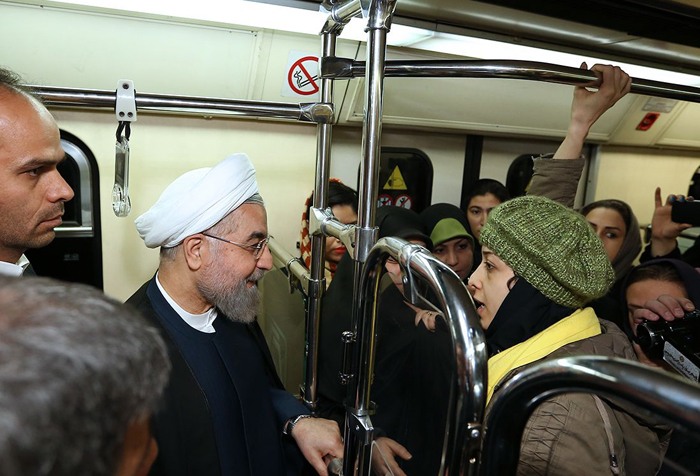 (تصاویر) روحانی سوار مترو (تصاویر) روحانی سوار مترو