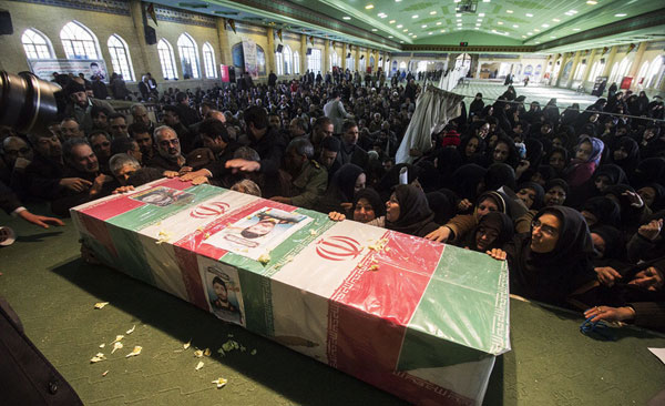 (تصاویر) سردار سلیمانی در تشییع پیکر سردار اللهدادی (تصاویر) سردار سلیمانی در تشییع پیکر سردار اللهدادی