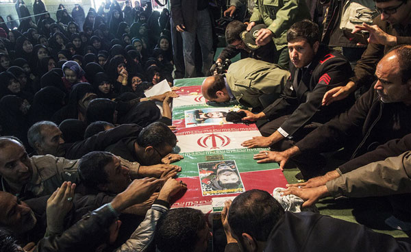 (تصاویر) سردار سلیمانی در تشییع پیکر سردار اللهدادی (تصاویر) سردار سلیمانی در تشییع پیکر سردار اللهدادی