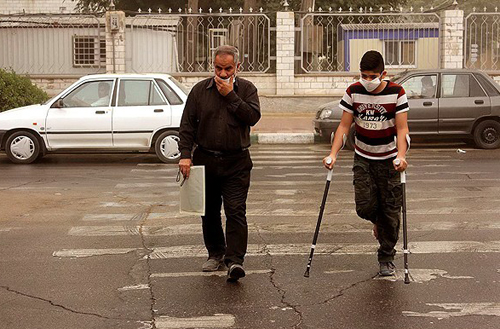 (تصاویر) توزیع شیر و ماسک رایگان در اهواز (تصاویر) توزیع شیر و ماسک رایگان در اهواز