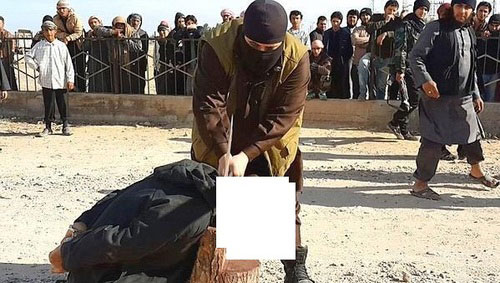 (تصاویر) سر بریدن در ملاء عام به خاطر جادوگری (تصاویر) سر بریدن در ملاء عام به خاطر جادوگری
