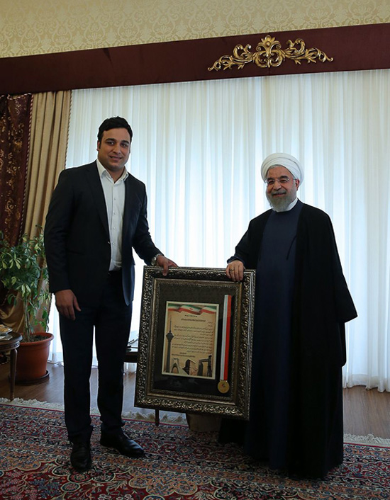 (تصاویر) احسان حدادی مدالش را به روحانی داد (تصاویر) احسان حدادی مدالش را به روحانی داد