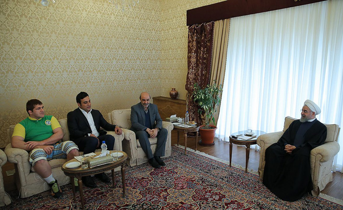(تصاویر) احسان حدادی مدالش را به روحانی داد (تصاویر) احسان حدادی مدالش را به روحانی داد