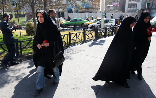 (تصاویر) اهدای گل به زنان چادری (تصاویر) اهدای گل به زنان چادری