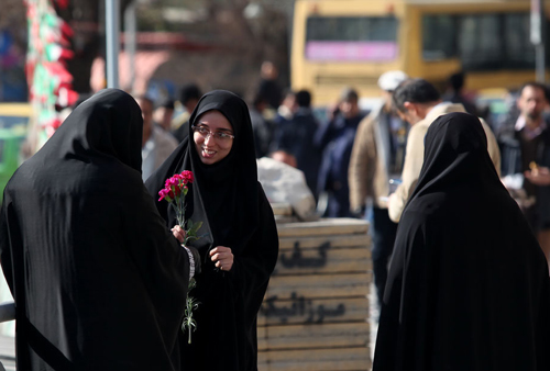 (تصاویر) اهدای گل به زنان چادری (تصاویر) اهدای گل به زنان چادری